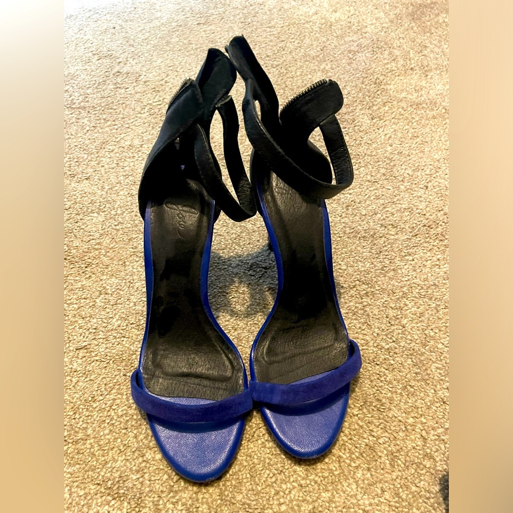 Strapped sandals heels two tone 5.5